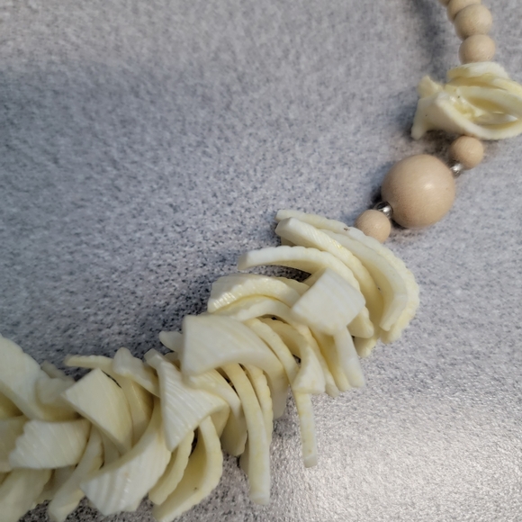 Shell Necklace - Picture 2 of 4